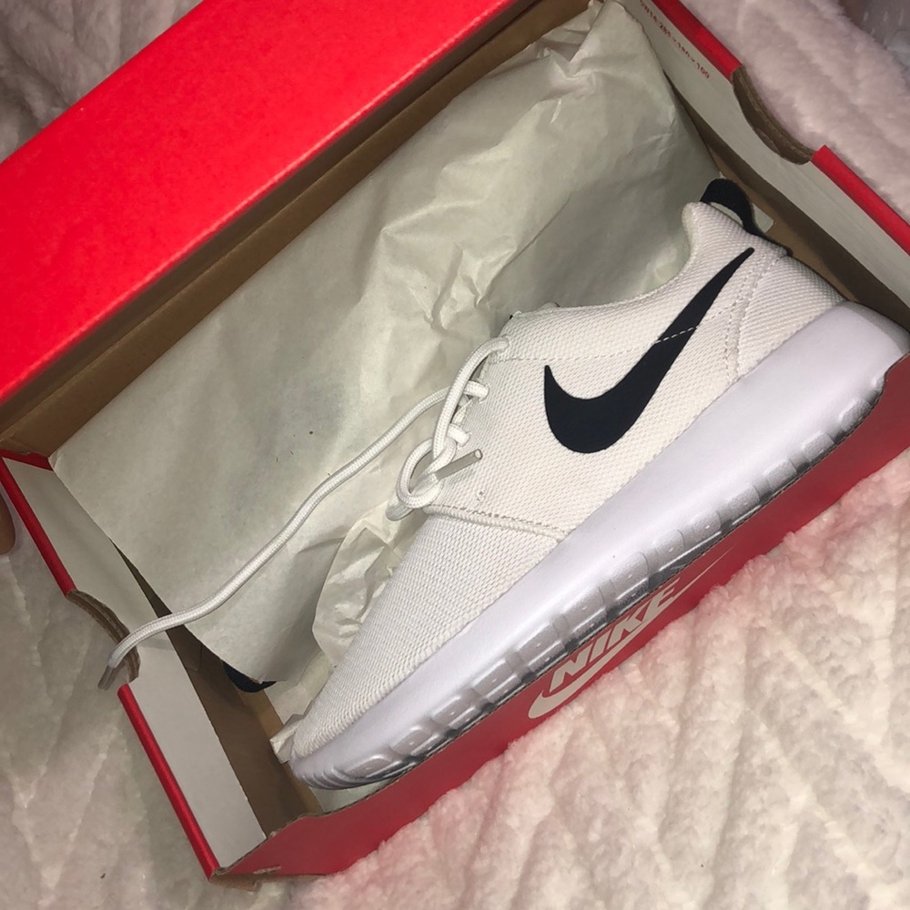 New! Black and white roshe one